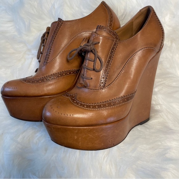 Platform Gucci high heels size 7, it goes smaller, so it like size 6 - Picture 1 of 3